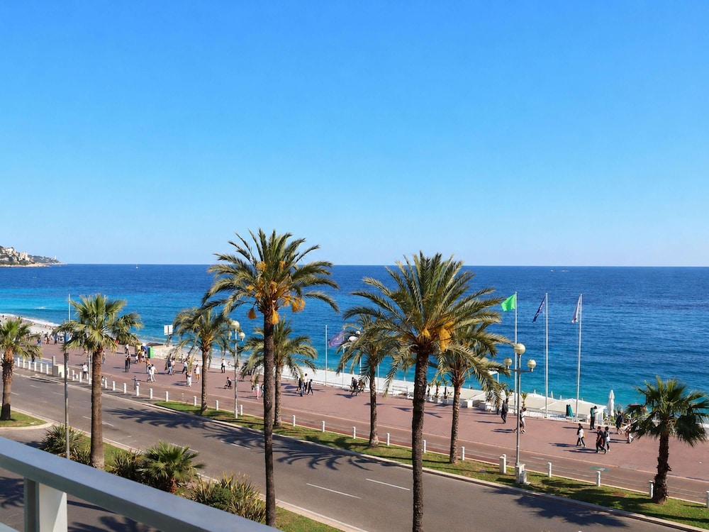 Habitación Privilege con vistas al mar y cama doble del hotel Mercure Nice Promenade Des Anglais. Foto 9