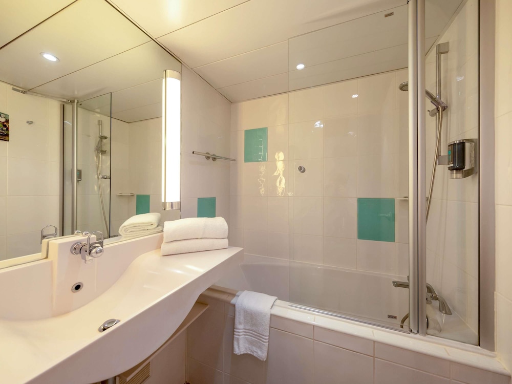 Habitación Superior con cama doble y 2 individuales del hotel Novotel Nice Centre Vieux Nice. Foto 4