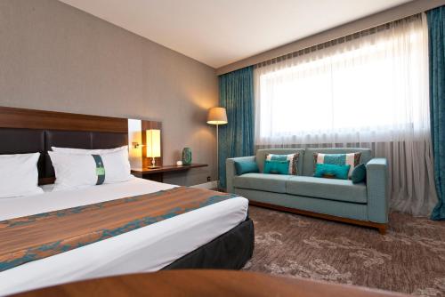 Habitación Doble Estándar con cama grande y sofá cama del hotel Holiday Inn Nice, An Ihg. Foto 2
