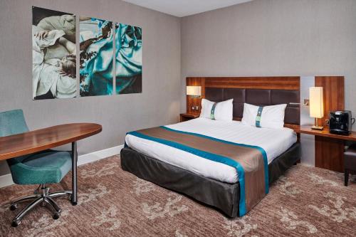 Habitación Doble Estándar con cama grande y sofá cama del hotel Holiday Inn Nice, An Ihg. Foto 3