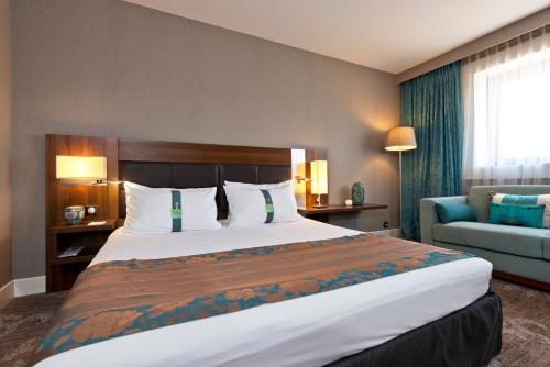 Habitación Doble Estándar con cama grande y sofá cama del hotel Holiday Inn Nice, An Ihg. Foto 4