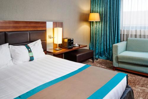Habitación Doble Estándar con cama grande y sofá cama del hotel Holiday Inn Nice, An Ihg. Foto 5