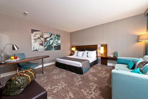 Habitación Doble Estándar con cama grande y sofá cama del hotel Holiday Inn Nice, An Ihg. Foto 6