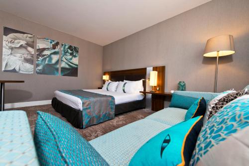Habitación Doble Estándar con cama grande y sofá cama del hotel Holiday Inn Nice, An Ihg. Foto 7