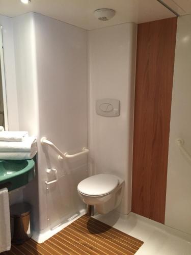 Habitación Doble Estándar con cama grande - adaptada para personas de movilidad reducida del hotel Holiday Inn Nice, An Ihg. Foto 1