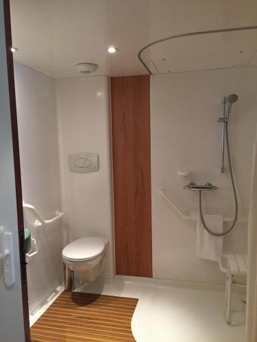 Habitación Doble Estándar con cama grande - adaptada para personas de movilidad reducida del hotel Holiday Inn Nice, An Ihg. Foto 2