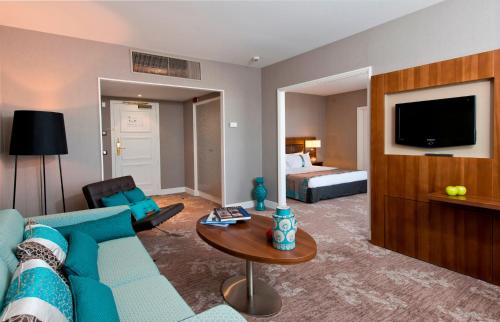Suite con cama extragrande - No fumadores del hotel Holiday Inn Nice, An Ihg. Foto 2
