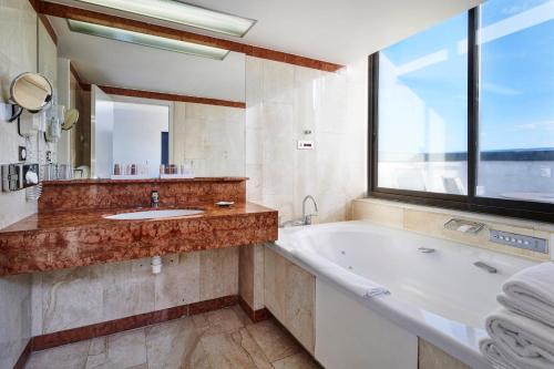 Suite con cama extragrande - No fumadores del hotel Holiday Inn Nice, An Ihg. Foto 6