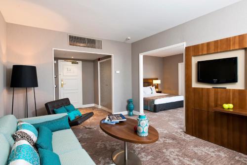 Suite con cama extragrande - No fumadores del hotel Holiday Inn Nice, An Ihg. Foto 8