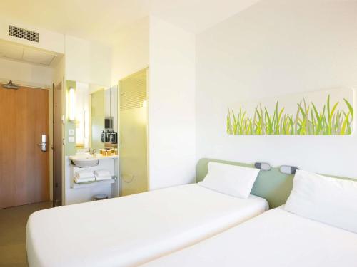 Habitación Doble - 2 camas del hotel Ibis Budget Sevilla Aeropuerto. Foto 2