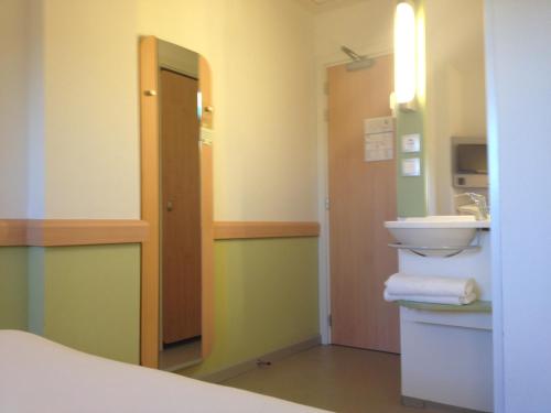 Habitación Doble con litera del hotel Ibis Budget Sevilla Aeropuerto. Foto 1