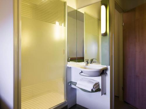 Habitación Doble con litera del hotel Ibis Budget Sevilla Aeropuerto. Foto 5