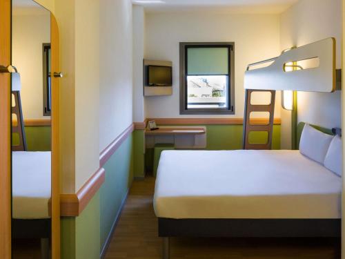 Habitación Doble con litera del hotel Ibis Budget Sevilla Aeropuerto. Foto 7