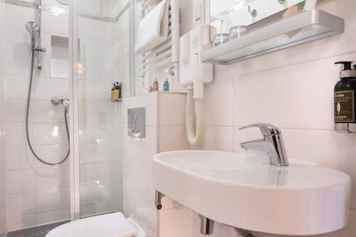 Habitación Doble - 2 camas del hotel Des Arts Paris Montmartre. Foto 3