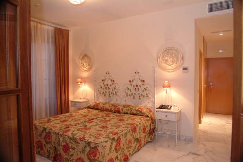 Habitación triple del hotel Basic Doña Manuela. Foto 4