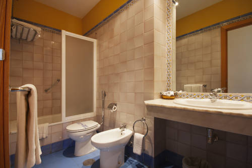 Habitación triple del hotel Basic Doña Manuela. Foto 5