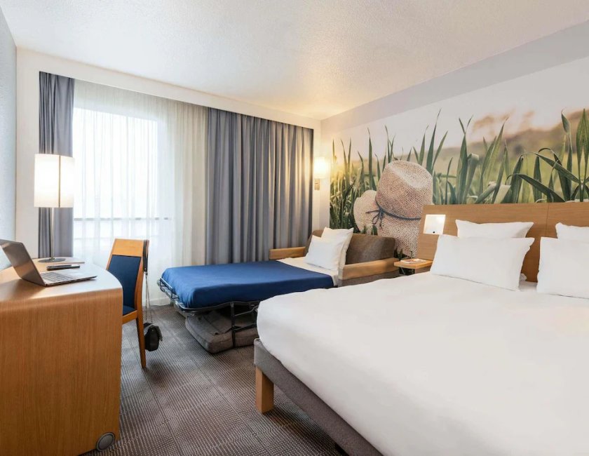 Habitación superior, 1 cama doble con sofá cama del hotel Novotel Paris Est. Foto 1