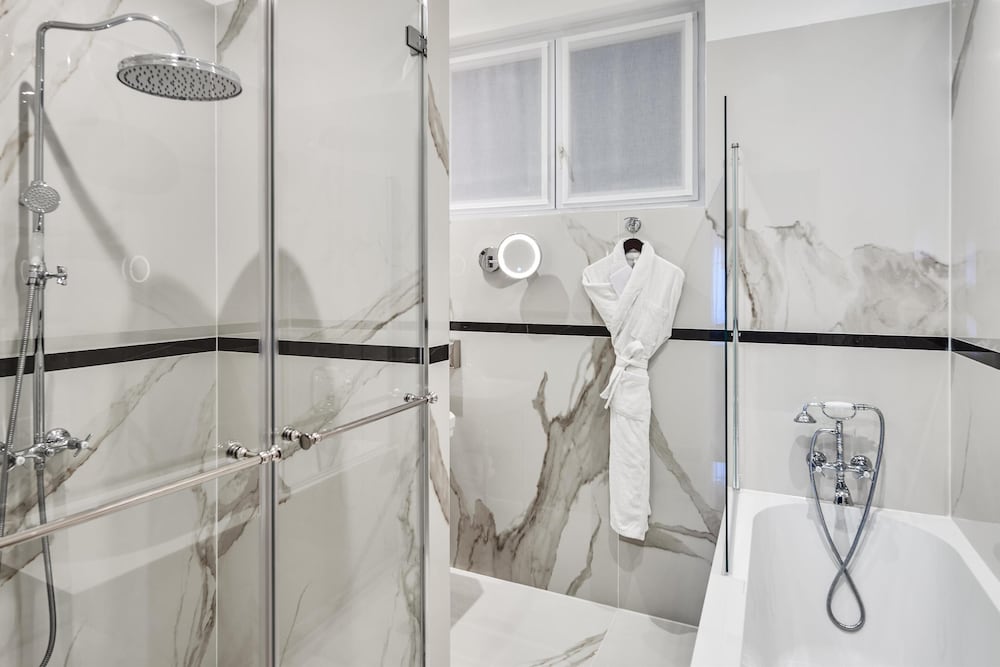Habitación Ejecutiva con vista a la Rue de la Paix del hotel Westminster. Foto 3