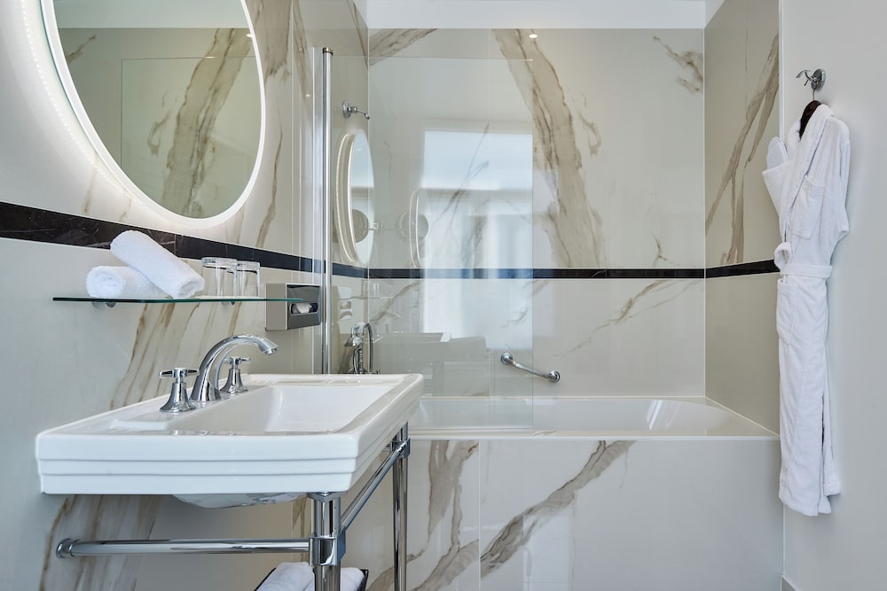 Habitación Ejecutiva con vista a la Rue de la Paix del hotel Westminster. Foto 4