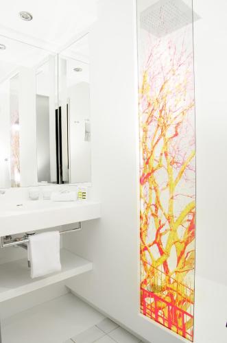 Habitación Doble Deluxe adaptada para personas con movilidad reducida del hotel Mercure Paris Montmartre Sacré Coeur. Foto 6