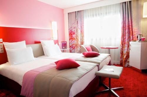 Habitación Doble Superior con 2 camas individuales y sofá cama del hotel Mercure Paris Montmartre Sacré Coeur. Foto 6