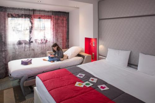 Habitación Doble Superior con sofá cama y cama grande del hotel Mercure Paris Montmartre Sacré Coeur. Foto 10
