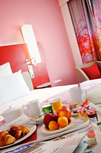 Habitación Doble Deluxe adaptada para personas con movilidad reducida del hotel Mercure Paris Montmartre Sacré Coeur. Foto 5