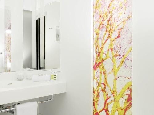 Habitación superior con 2 camas individuales del hotel Mercure Paris Montmartre Sacré Coeur. Foto 4