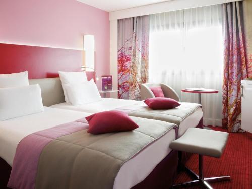 Habitación superior con 2 camas individuales del hotel Mercure Paris Montmartre Sacré Coeur. Foto 5