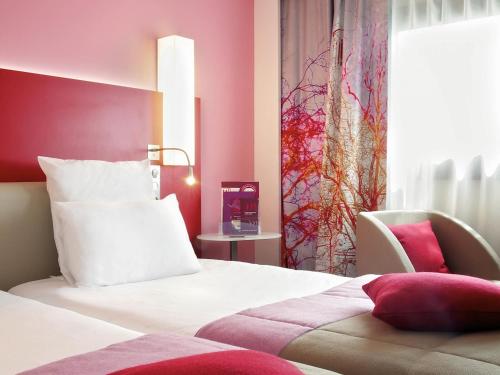 Habitación superior con 2 camas individuales del hotel Mercure Paris Montmartre Sacré Coeur. Foto 6