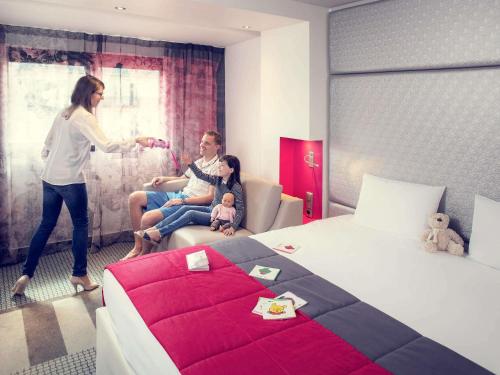 Habitación Doble Superior con sofá cama y cama grande del hotel Mercure Paris Montmartre Sacré Coeur. Foto 4