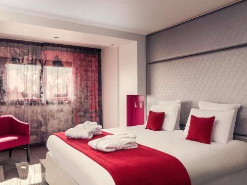 Habitación Doble Superior con sofá cama y cama grande del hotel Mercure Paris Montmartre Sacré Coeur. Foto 5