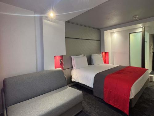 Habitación Doble Superior con sofá cama y cama grande del hotel Mercure Paris Montmartre Sacré Coeur. Foto 7