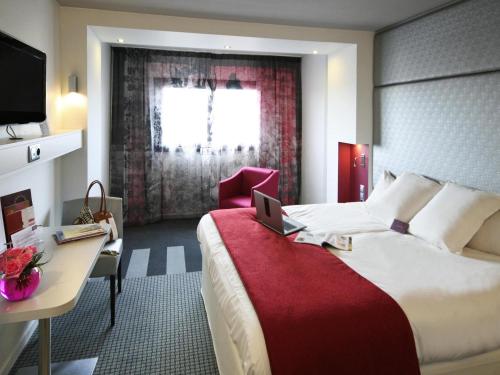 Habitación Doble Superior con sofá cama y cama grande del hotel Mercure Paris Montmartre Sacré Coeur. Foto 8