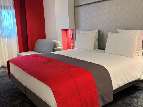 Habitación Doble Superior con sofá cama y cama grande del hotel Mercure Paris Montmartre Sacré Coeur. Foto 9