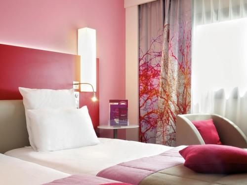 Habitación Doble Superior con 2 camas individuales y sofá cama del hotel Mercure Paris Montmartre Sacré Coeur. Foto 6