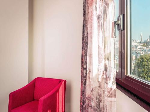 Habitación Doble Privilege con vistas a la Torre Eiffel o al Sacré - Coeur del hotel Mercure Paris Montmartre Sacré Coeur. Foto 3
