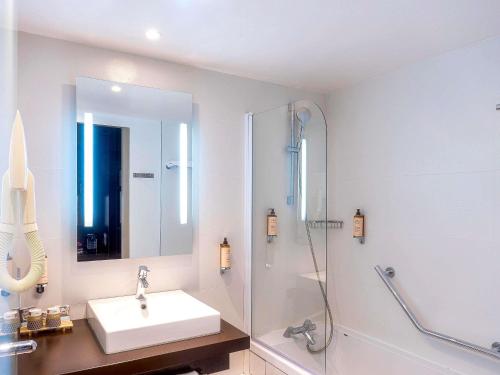 Habitación Doble Privilege con vistas a la Torre Eiffel o al Sacré - Coeur del hotel Mercure Paris Montmartre Sacré Coeur. Foto 4