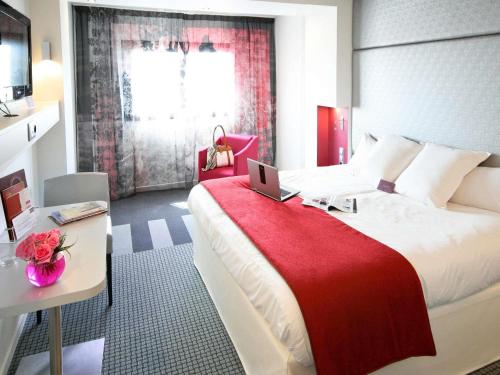Habitación Doble Privilege con vistas a la Torre Eiffel o al Sacré - Coeur del hotel Mercure Paris Montmartre Sacré Coeur. Foto 6