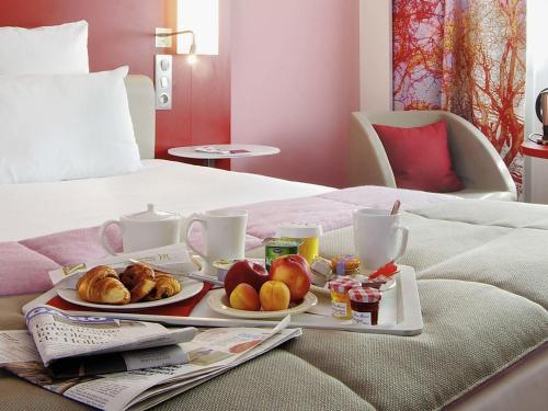 Habitación Doble Deluxe adaptada para personas con movilidad reducida del hotel Mercure Paris Montmartre Sacré Coeur. Foto 5