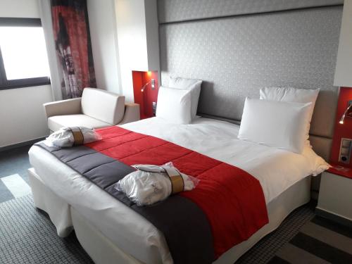Habitación Doble Superior con sofá cama y cama grande del hotel Mercure Paris Montmartre Sacré Coeur. Foto 12