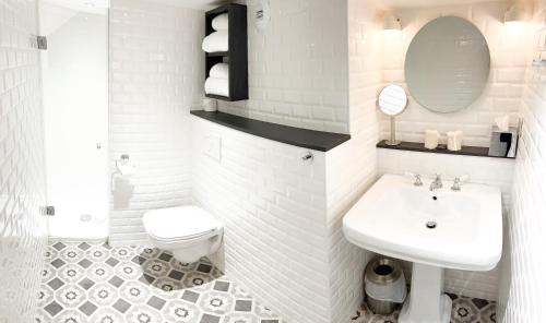 Estudio con zona de cocina del hotel Litteraire Marcel Ayme, BW Premier Collection. Foto 6