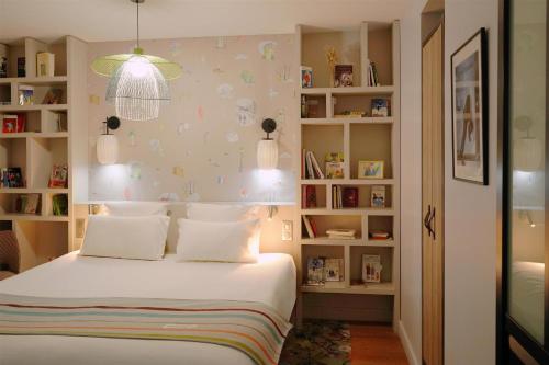 Apartamento con cama extragrande y cocina del hotel Litteraire Marcel Ayme, BW Premier Collection. Foto 1