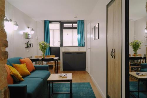 Apartamento con cama extragrande y cocina del hotel Litteraire Marcel Ayme, BW Premier Collection. Foto 3