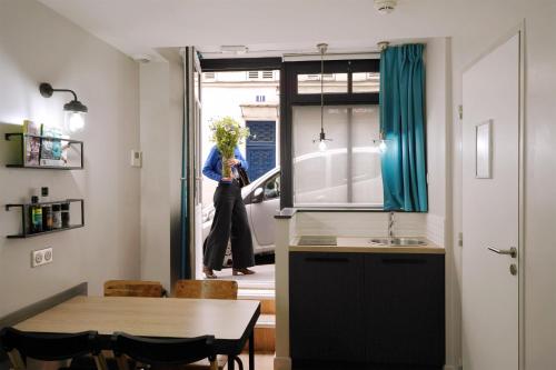 Apartamento con cama extragrande y cocina del hotel Litteraire Marcel Ayme, BW Premier Collection. Foto 4