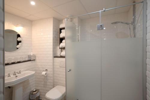 Apartamento con cama extragrande y cocina del hotel Litteraire Marcel Ayme, BW Premier Collection. Foto 6