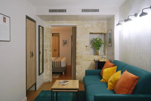 Apartamento con cama extragrande y cocina del hotel Litteraire Marcel Ayme, BW Premier Collection. Foto 8