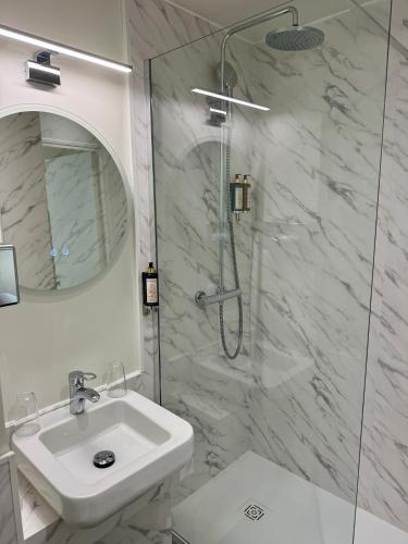 Habitación Doble Clásica - 2 camas del hotel Best Western Le Montparnasse. Foto 6