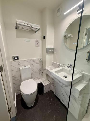 Habitación Doble Clásica del hotel Best Western Le Montparnasse. Foto 18