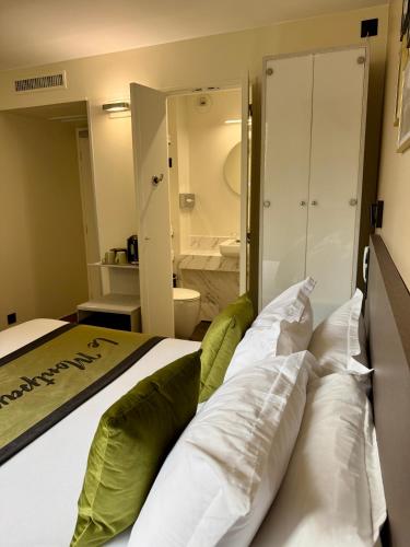 Habitación Doble Clásica del hotel Best Western Le Montparnasse. Foto 23